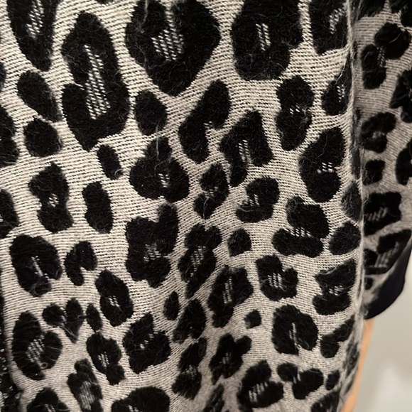 Black and grey wrap- one size fits allz In excellent condition - Picture 3 of 4